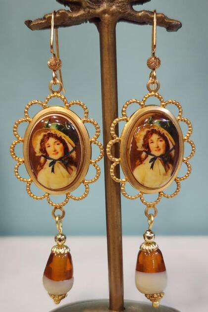 Colonial Girl with Bonnet Earrings